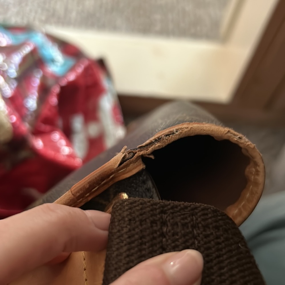 Good condition Louis Vuitton crossbody - Picture 10 of 11
